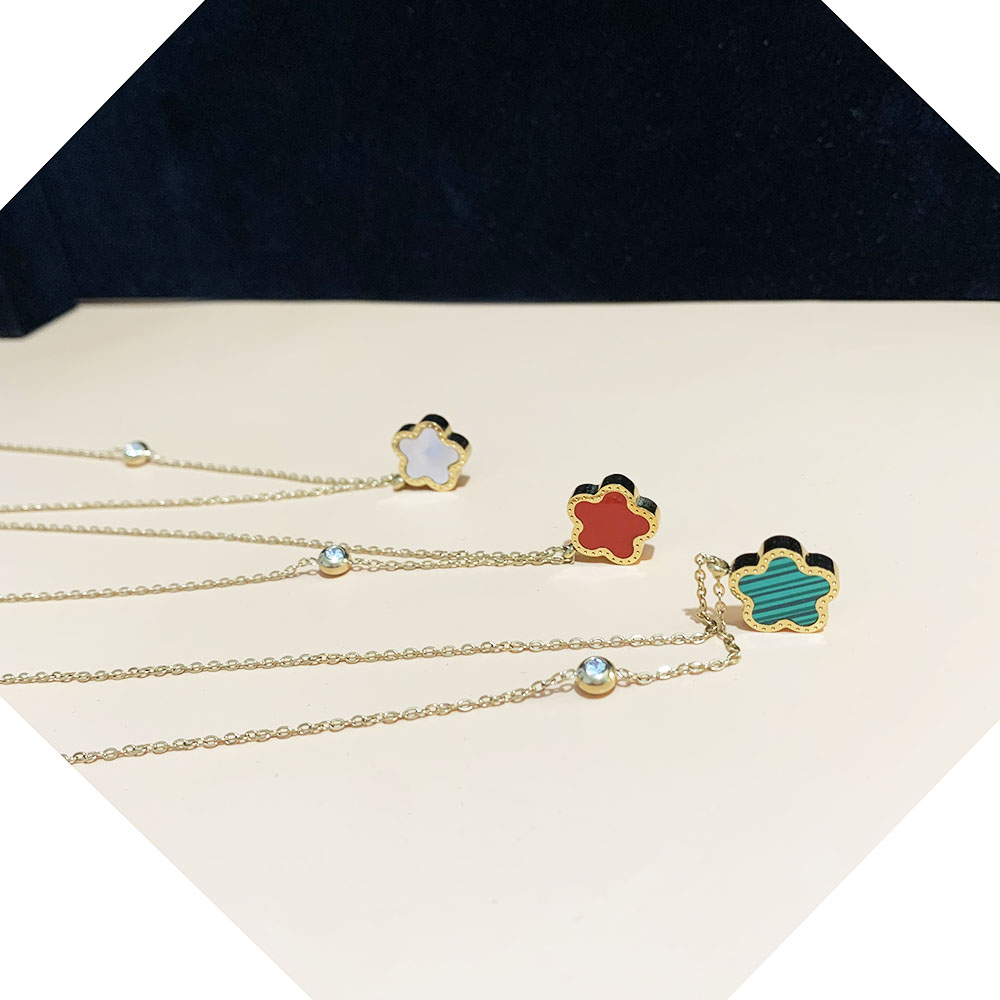 Collana con ciondolo fiore in  - Red Clover Flower recensione e prezzo